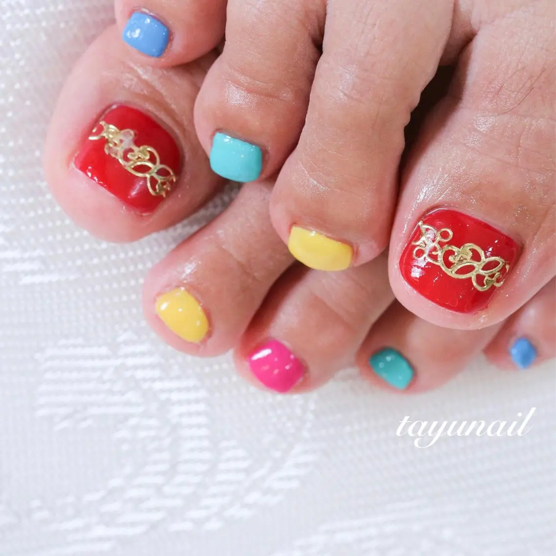 ネイル フットネイル ジェルネイル ゴールド 氷ネイル・うるうるネイル パラジェル フットネイル ネイルサロン 【たゆnail】のネイルデザイン