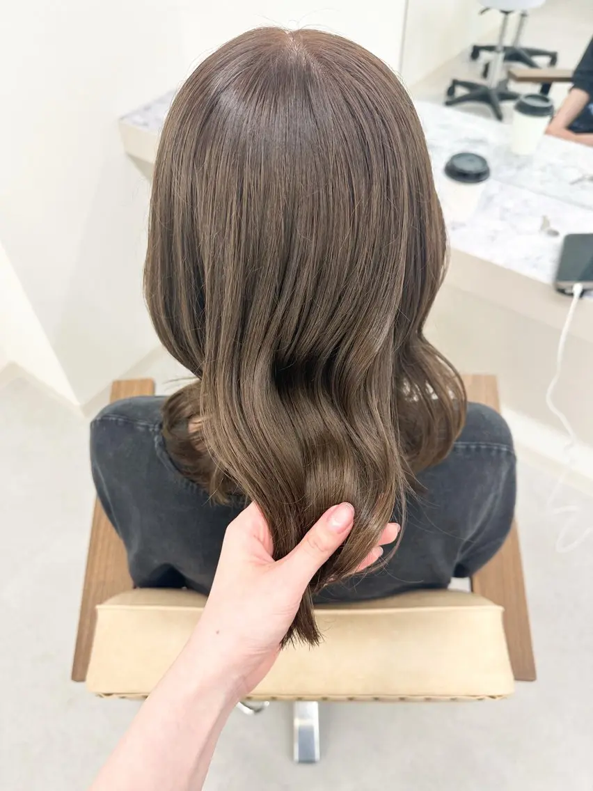 ミディアム カラー ブリーチ グレージュ オリーブグレージュ オリーブグレー 🌼透明感艶カラー オリーブ🌼河村咲のヘアスタイル