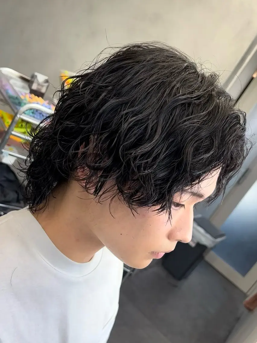 ミディアム パーマ メンズ センターパート 波巻きパーマ 松下 友希 【fifth】のヘアスタイル