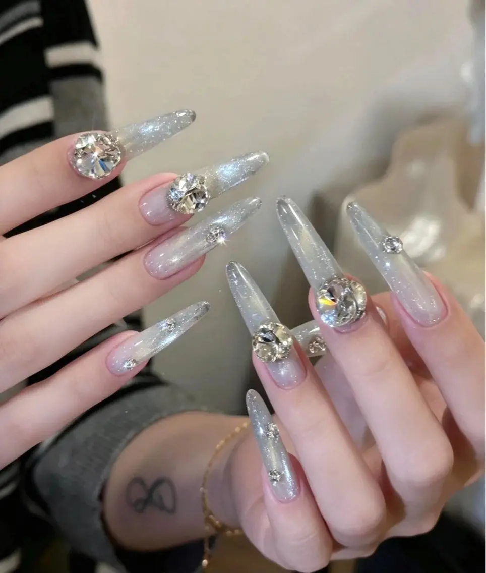 ネイル フラワーネイル フレンチネイル ガーリー キラキラネイル 韓国ネイル ハンドネイル ハンドケア Anna Melia Nailのネイルデザイン