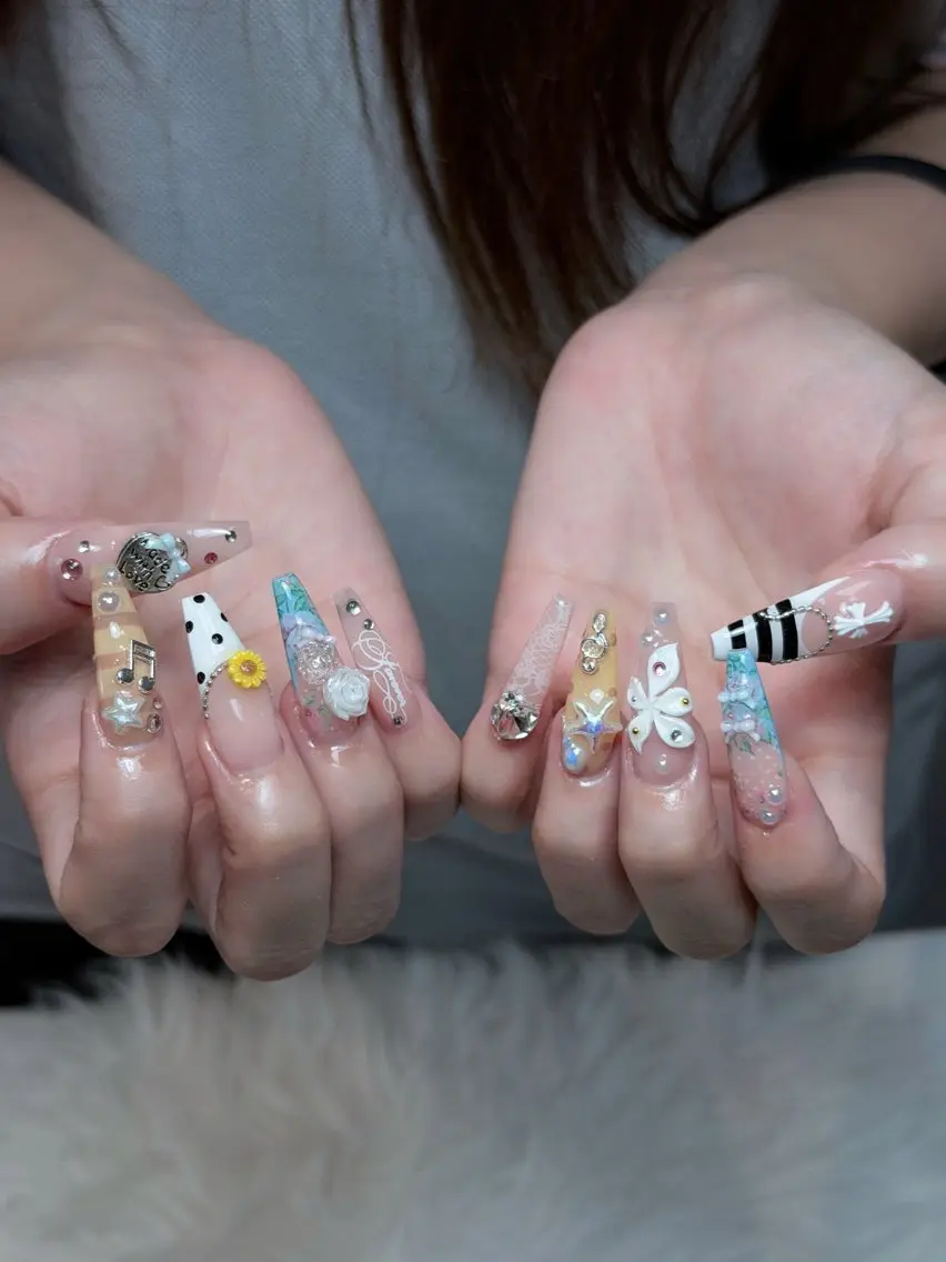 ネイル チークネイル ドット フレンチネイル グラデーション ハート ハンドネイル Julli NailStudioのネイルデザイン