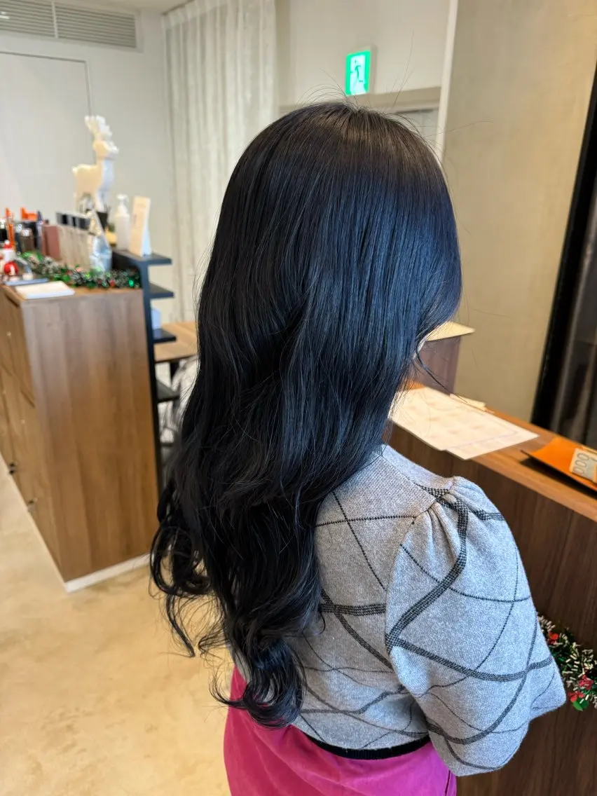 カラー 黒髪 ブルーカラー ブルーブラック 岡山 優芽のヘアスタイル