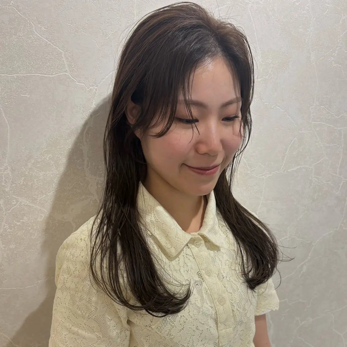 ロング 顔まわりレイヤー ハッシュカット レイヤーカット RIHO顔まわりレイ ヤー×オリーブカラーのヘアスタイル