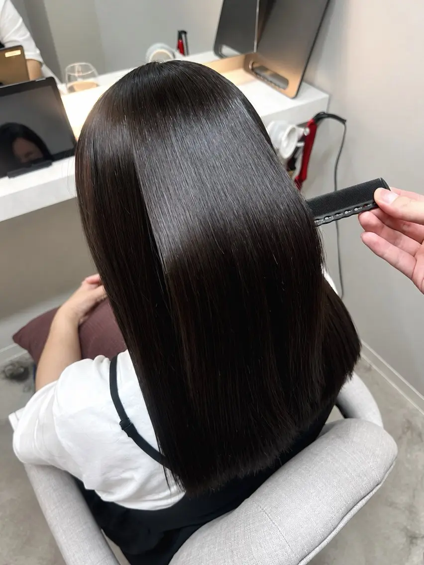 セミロング カット 縮毛矯正 トリートメント オイカワ /個室/髪質改善のヘアスタイル