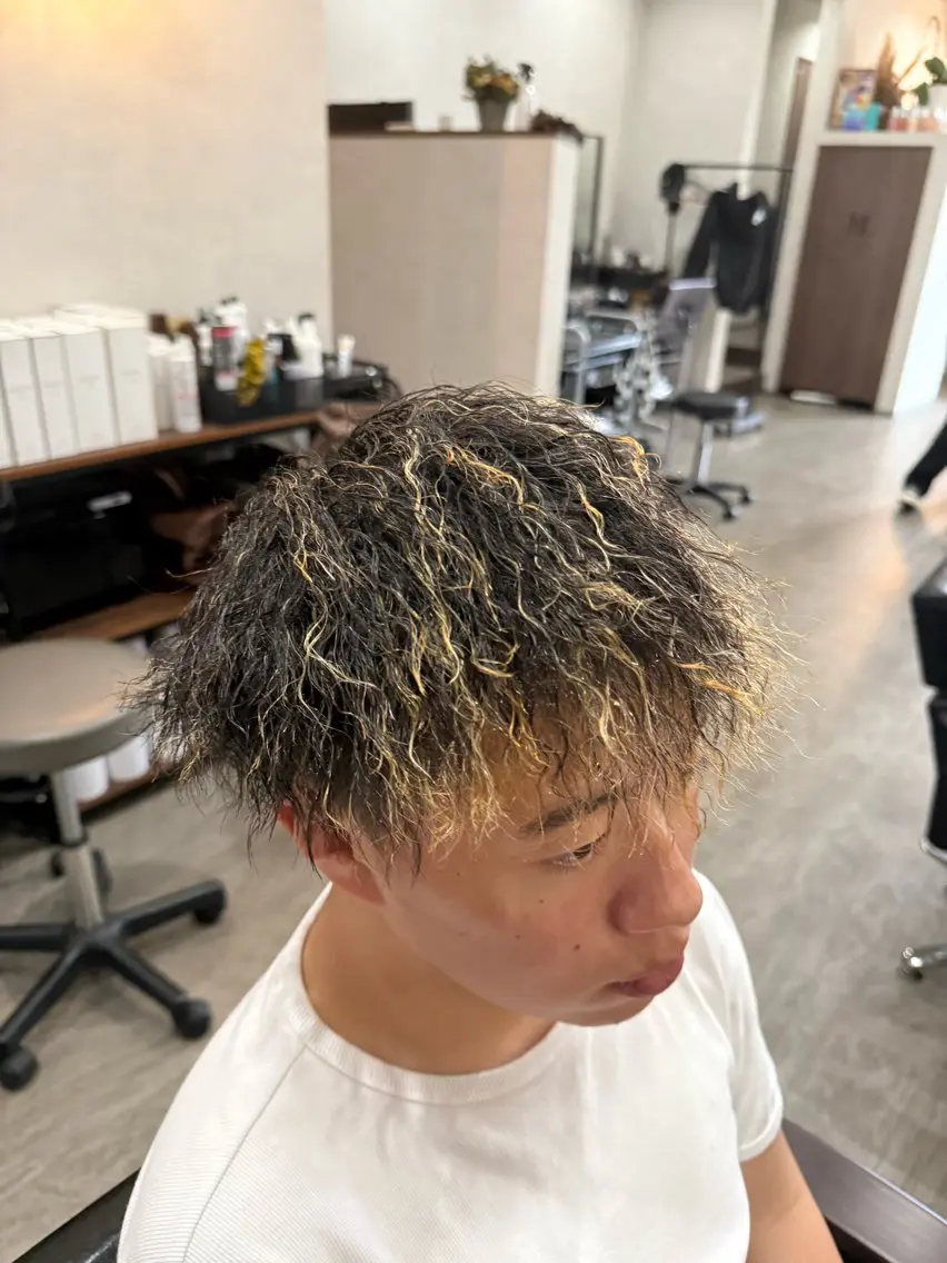 カラー パーマ ブリーチ ハイライトカラー ツイストパーマ 山田 聖也のヘアスタイル