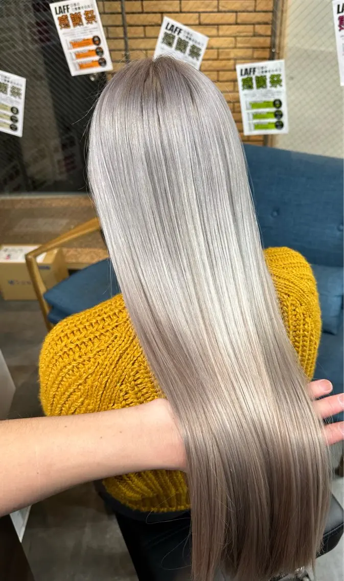 ロング カラー ブリーチ シルバー ホワイトシルバー ヘアカラー 難波ブリーチカラー 伊藤洋輝のヘアスタイル