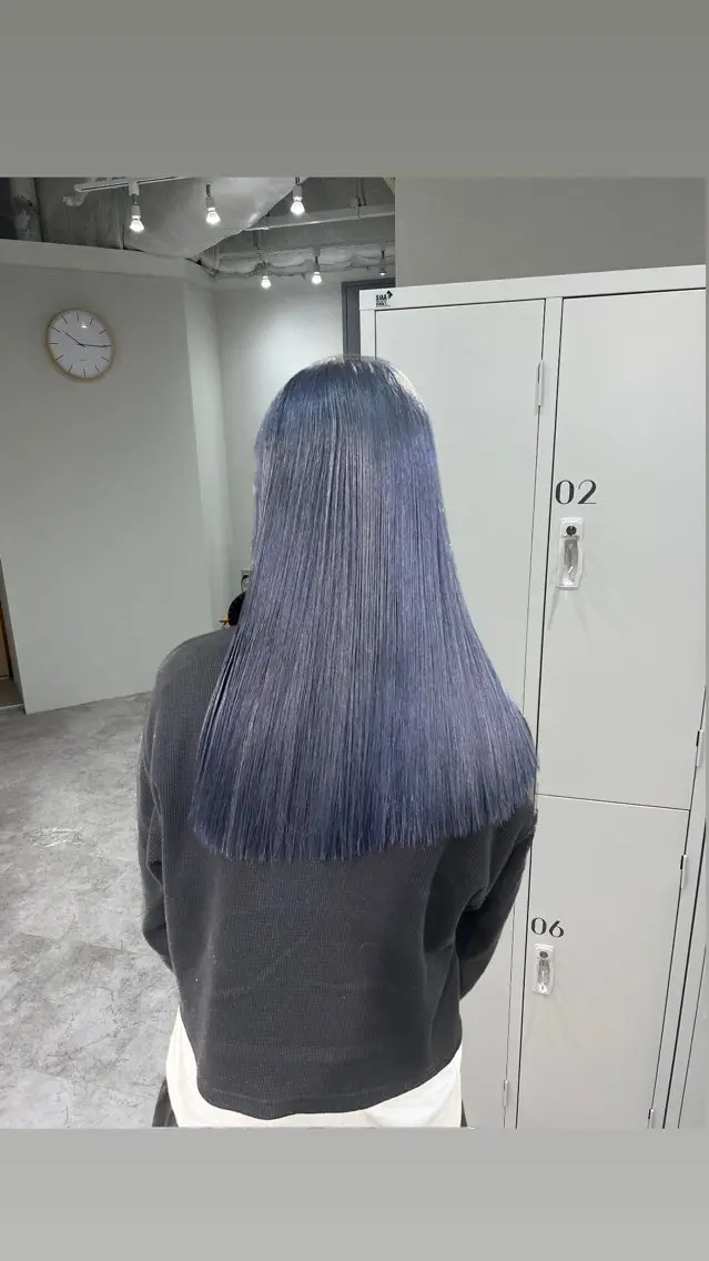 ロング カラー ベージュカラー ブリーチ ブルーカラー ブルージュ デザインカラー カット ヘアカラー アオリ/韓国風 ハイトーン/レイヤーのヘアスタイル