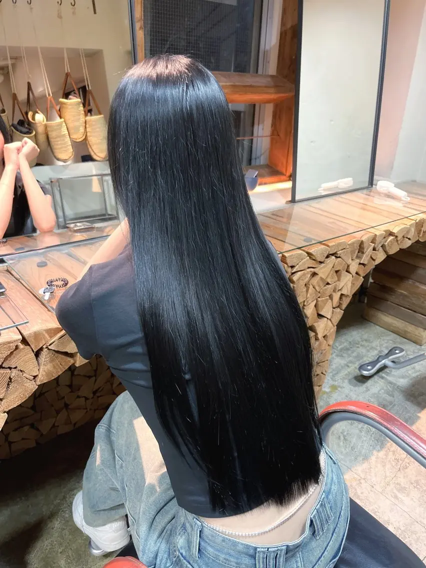 ロング カラー 黒髪 ブルーカラー ブルーブラック ヘアカラー トリートメント hinaru ．のヘアスタイル