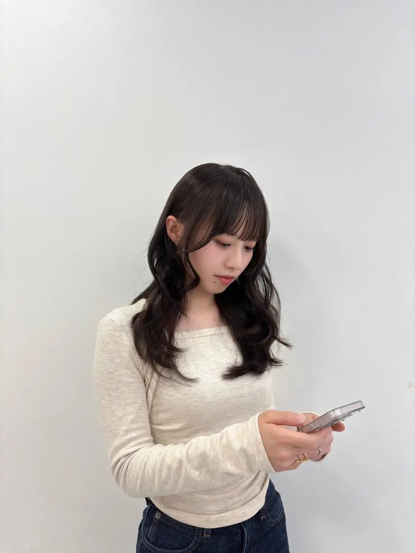 セミロング カラー 抜け感レイヤー︴ ニュアンスカラーのヘアスタイル