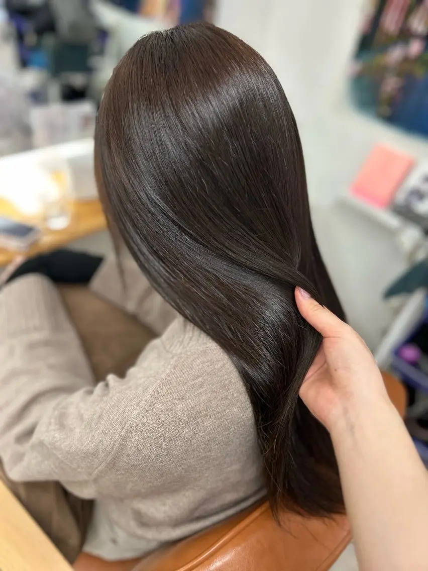 カラー グレージュ 一條 乃亜のヘアスタイル