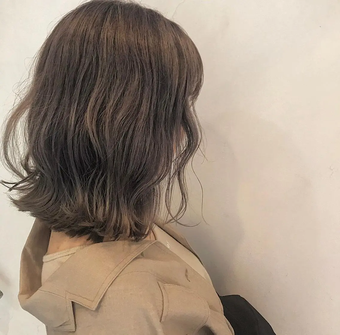 ミディアム カラー アッシュ ブリーチ 透明感カラー 似合わせカットカラー ♡佐藤捺美のヘアスタイル