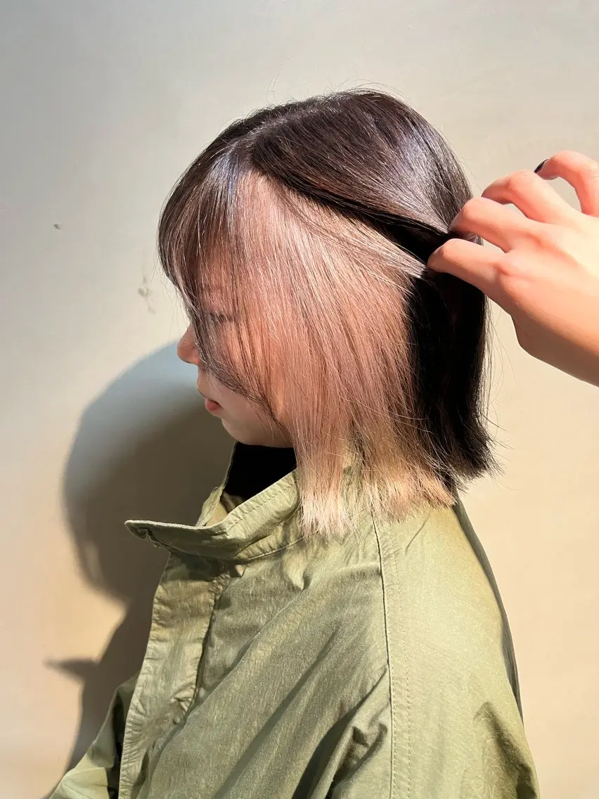 ショート カラー ミストバング ベージュカラー ブリーチ  フェイスフレーミング 本木下朋花/髪質 改善×ダブルカラーのヘアスタイル