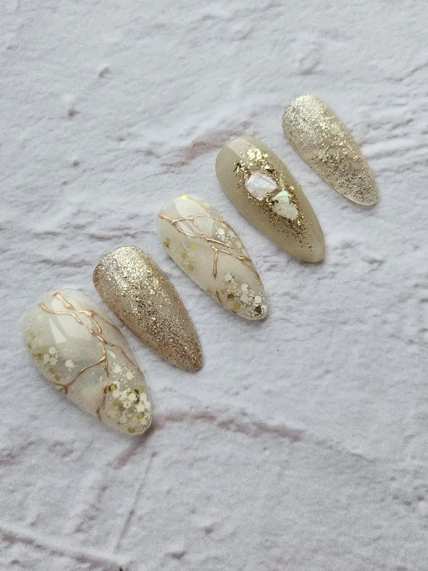 ネイル ゴールド ニュアンスネイル ホワイト ハンドネイル Noah'snail   のネイルデザイン