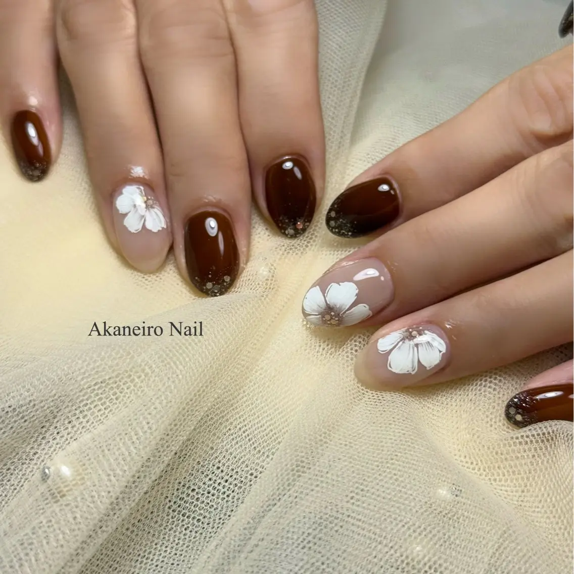 ネイル アートネイル ブラウン フラワーネイル ゴールド ラメ(グリッター) Akaneiro Nailのネイルデザイン