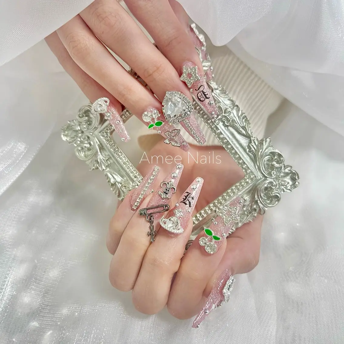 ネイル オーロラネイル クリアネイル フラッシュネイル ジェルネイル グラデーション Amee Nail Salonのネイルデザイン
