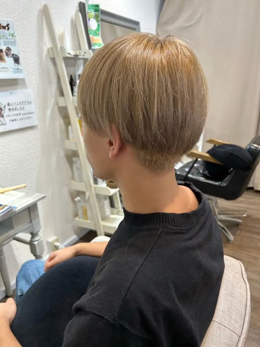 ショート カラー ベージュカラー ブリーチ ミルクティーベージュ 佐藤 良祐のヘアスタイル