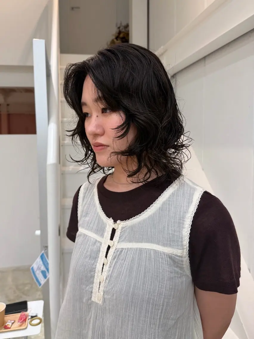 ミディアム パーマ ミディアムパーマ レイヤーカット パーマ トリートメント ENIF 大島 芽生のヘアスタイル
