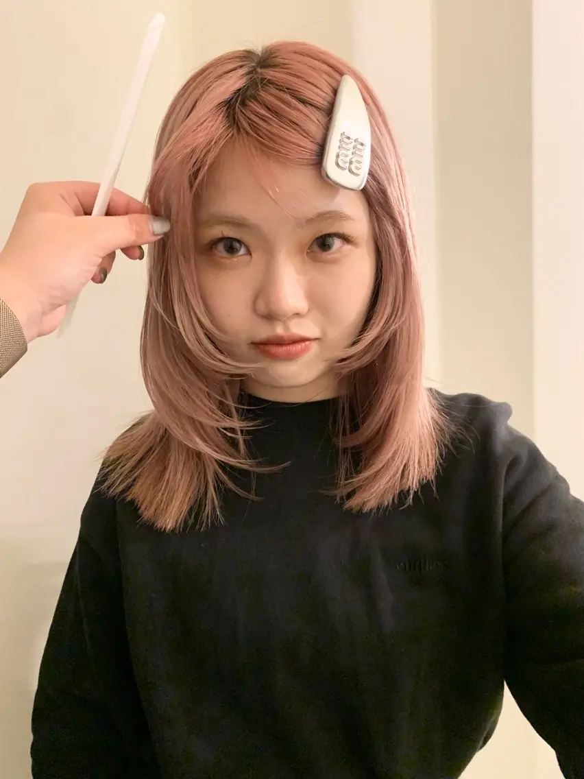 セミロング カラー ベージュカラー ピンクカラー ピンクベージュ レイヤーカット カット ヘアカラー 落合希 Olivebeigeのヘアスタイル