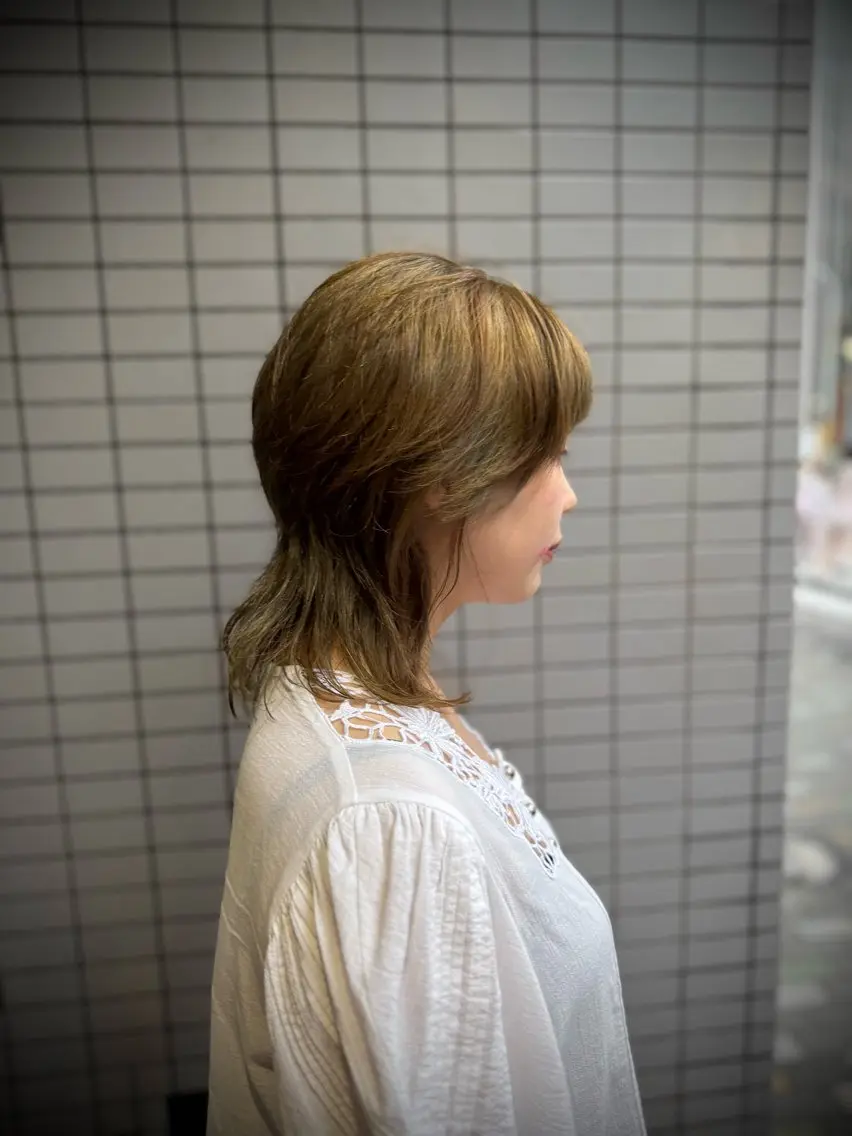 ミディアム カラー ベージュカラー ブリーチ オリーブベージュ ウルフカット ミヤザキ コージのヘアスタイル