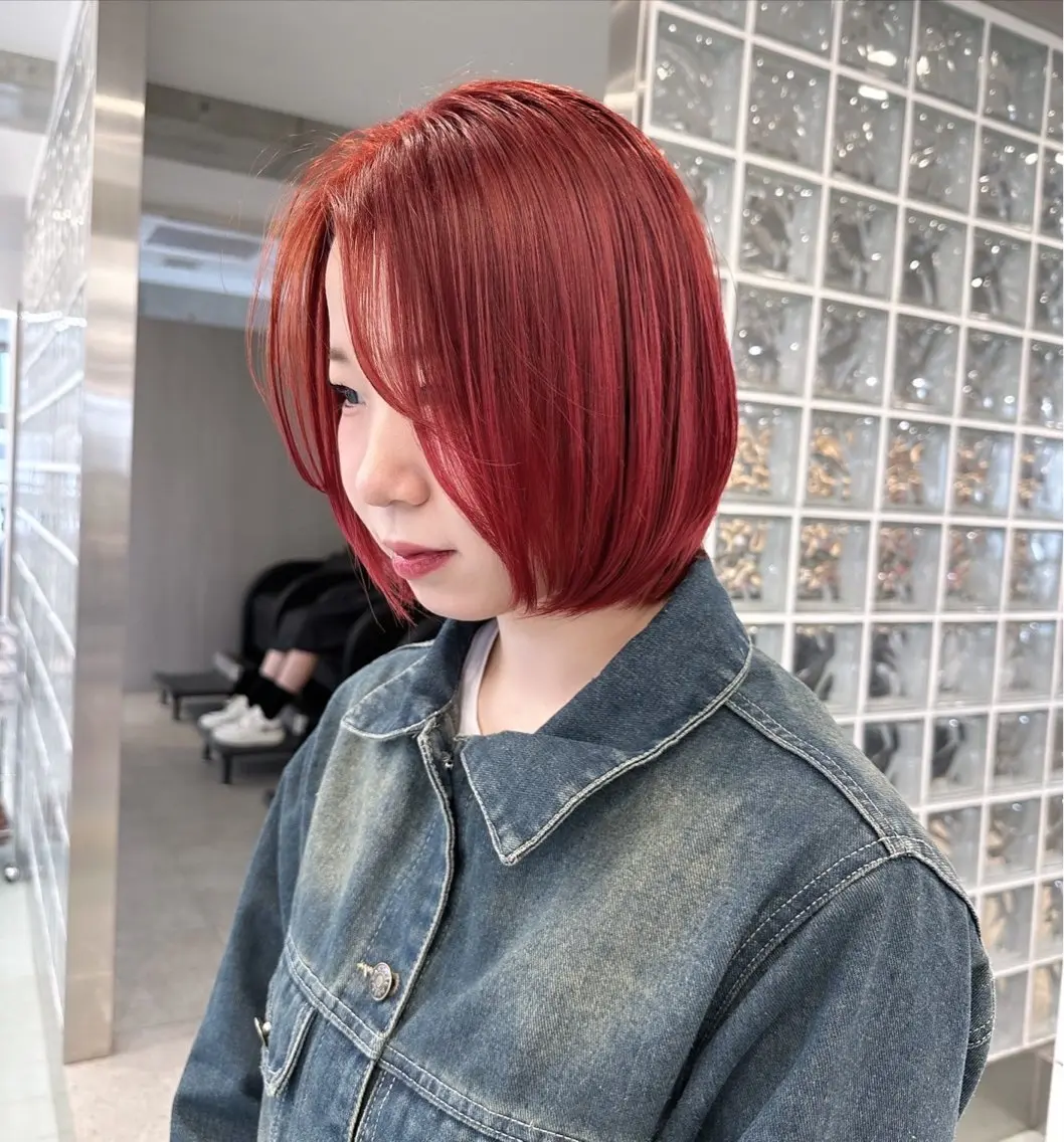 ミディアム カラー ブリーチ レッドカラー ツヤ髪ミルクティー ベージュ🪽/三藤のヘアスタイル