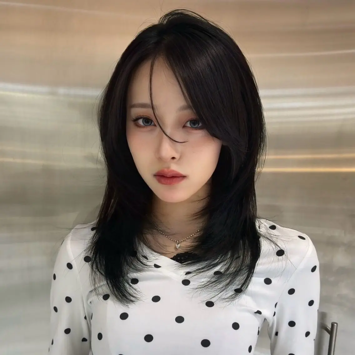 セミロング カラー ヘアアレンジ 黒髪 ブルーカラー ブルーブラック 透明感カラー 韓国風ヘア カット ヘアカラー トリートメント 韓国ヘア/ロー レイヤー/Rumiのヘアスタイル