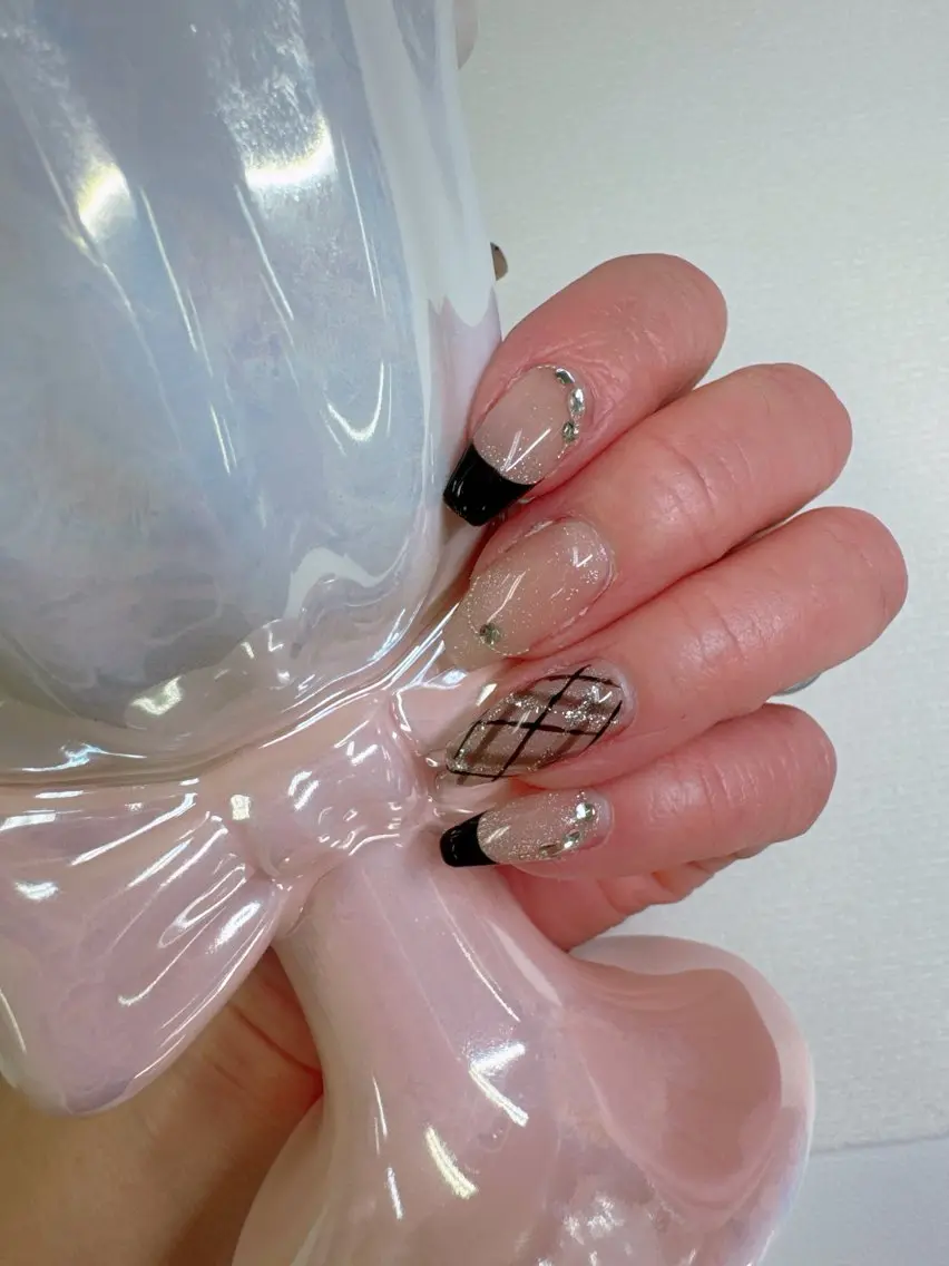 ネイル アートネイル ドット フレンチネイル ガラスフレンチ キラキラネイル ハンドネイル Queeens nailのネイルデザイン