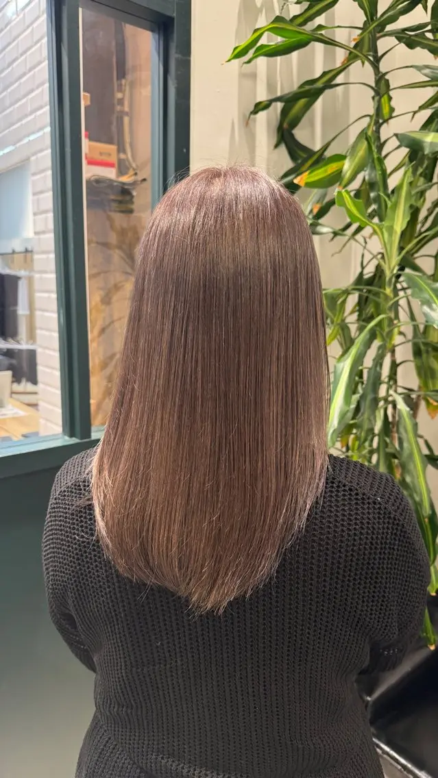 セミロング カラー アッシュ アッシュグレー アッシュグレージュ グレージュ 黒岩 珠奈のヘアスタイル