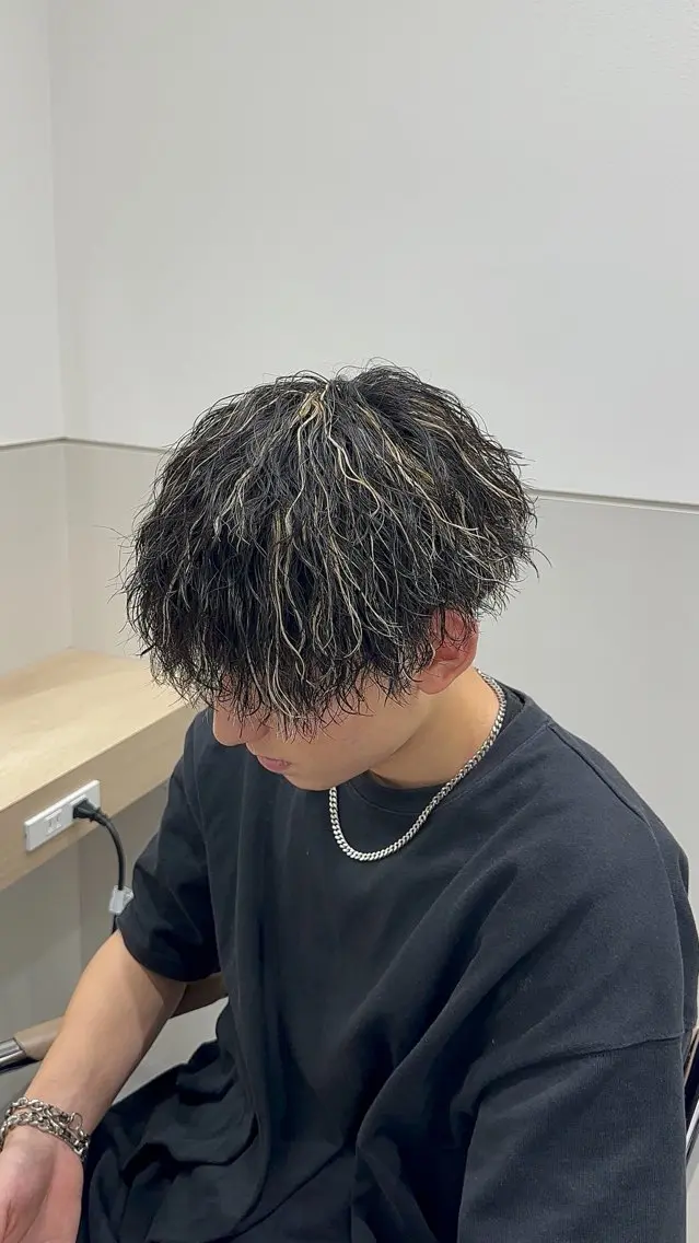 カラー パーマ メンズ メンズハイライト メンズパーマ ハイライトカラー カット ヘアカラー パーマ フェザー/韓国ヘア/ メンズパーマ〜悠輔〜のヘアスタイル