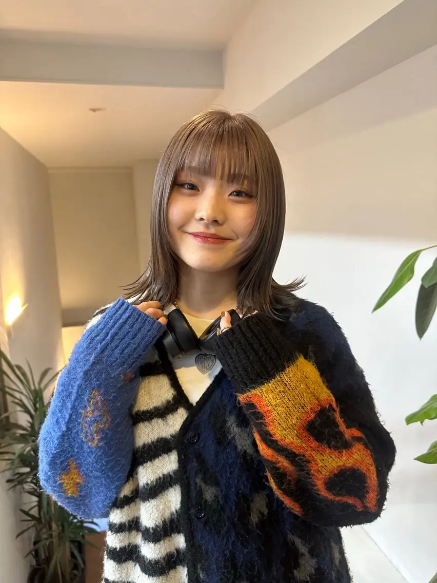 ミディアム カラー ネイル マツエク・マツパ アイブロウ 失敗しないハイトーン ✨ミルクティー/ミワのヘアスタイル