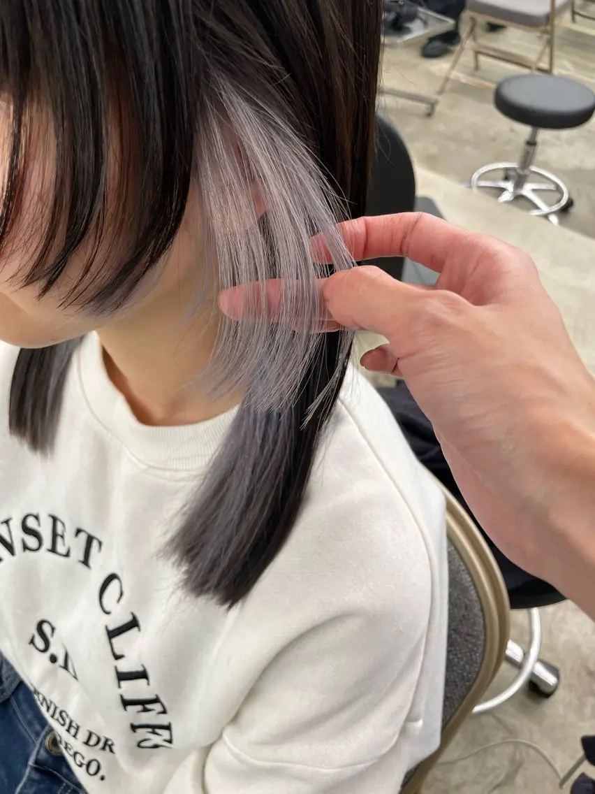 セミロング カラー インナーカラー 推し ブリーチ 髪質改善のヘアスタイル