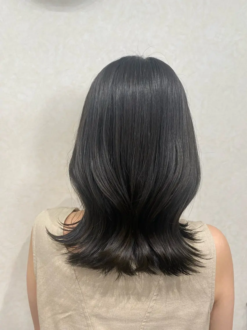 セミロング カラー 透明感カラー イルミナカラー オリーブカラー 縮毛矯正 N°jemica 🫧REIKA🫧のヘアスタイル