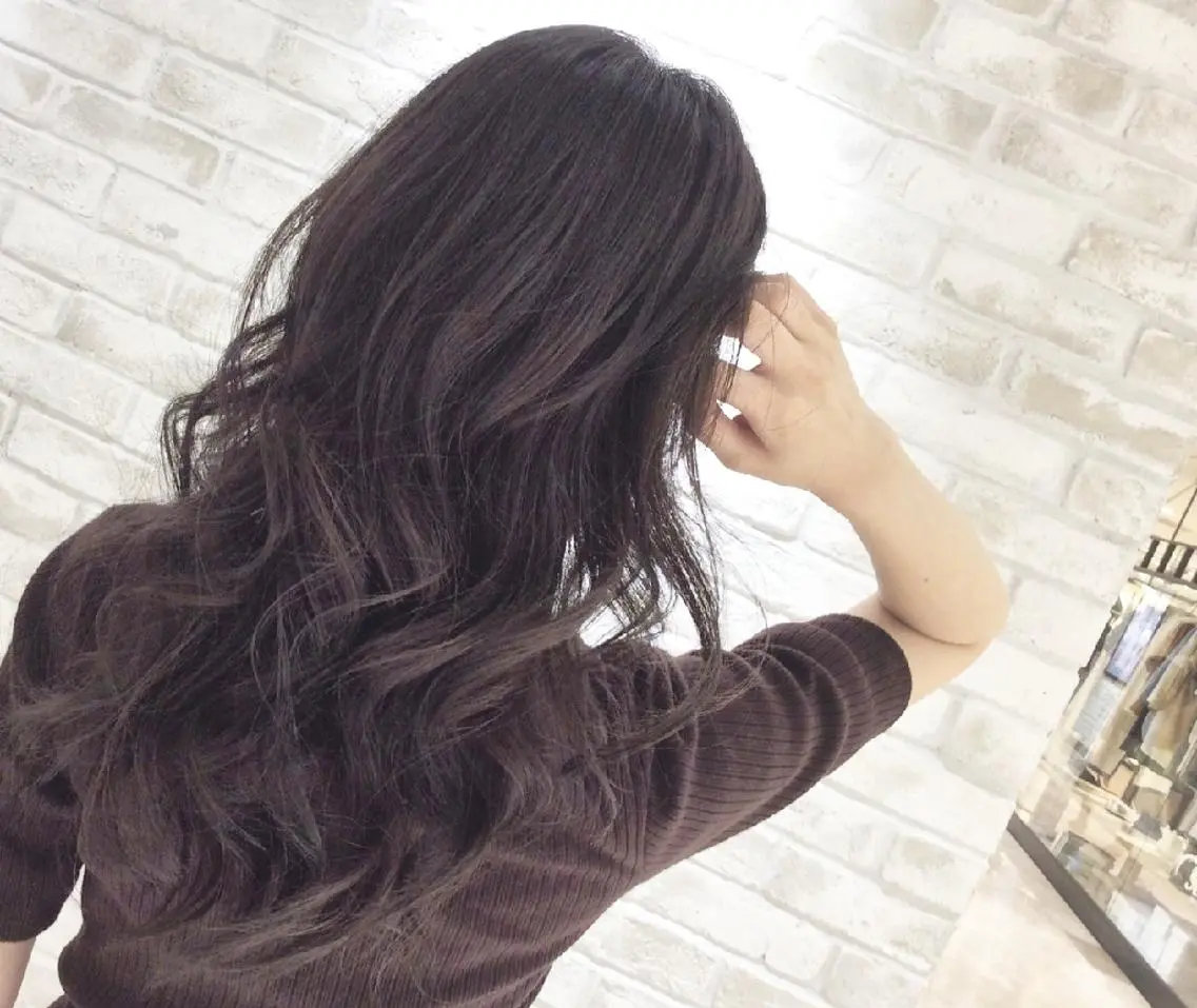 ロング カラー ブラウンカラー くすみブラウン 大場 友稀のヘアスタイル
