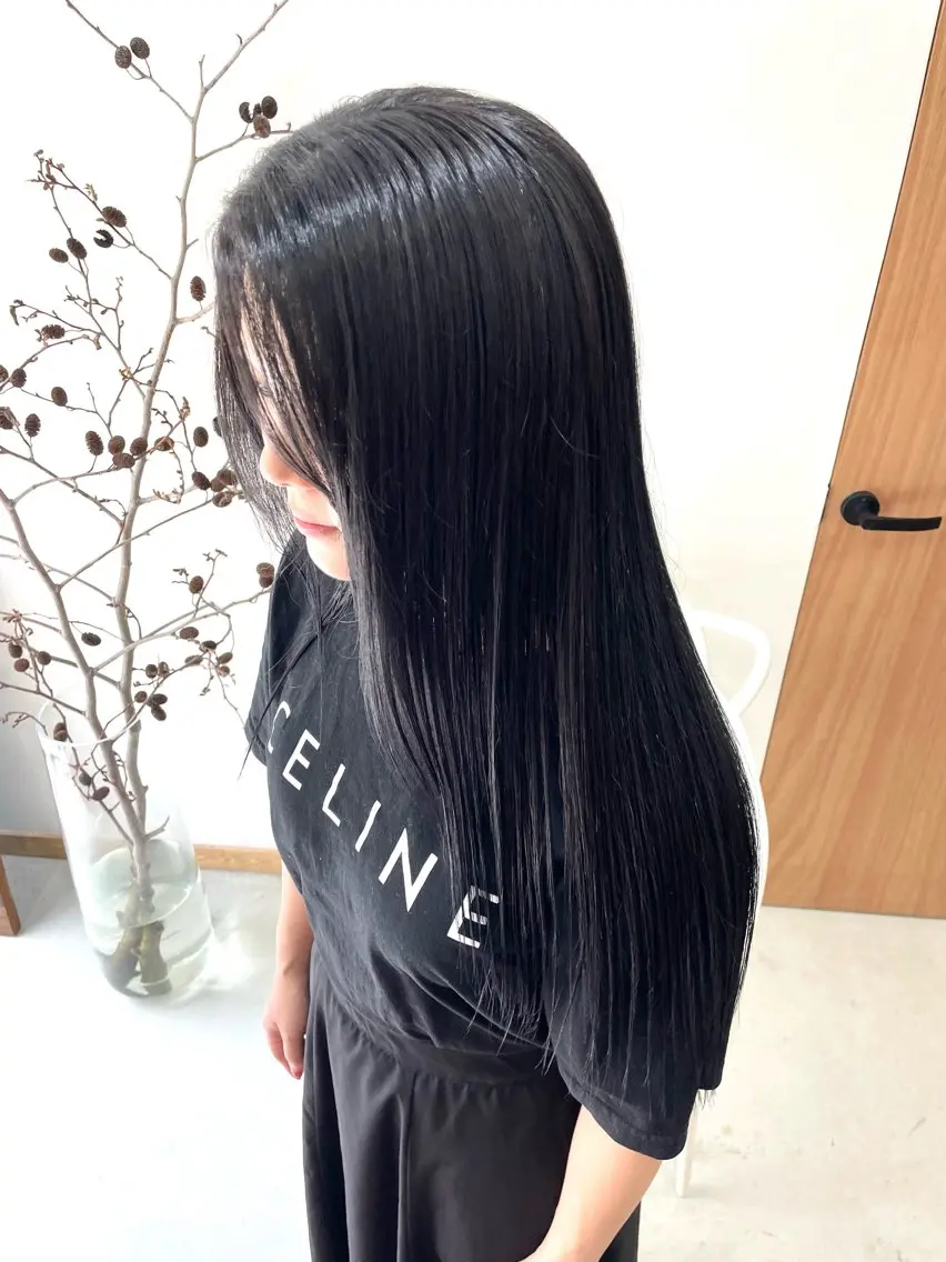 ロング カラー 黒髪 ブルーカラー ブルーブラック 透明感カラー 慎太朗/パーマ/ボブ /センターパートのヘアスタイル