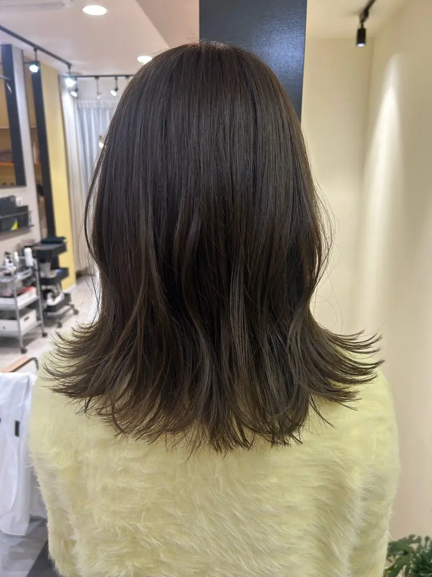 セミロング カラー アッシュ 透明感カラー オリーブアッシュ hubhair レイヤー/透明感のヘアスタイル