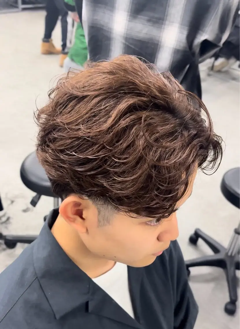 カラー パーマ メンズ センターパート フェザーパーマ メンズハイライト メンズメッシュ マッシュ センターパート/フェ ザー🔥SHUYAのヘアスタイル