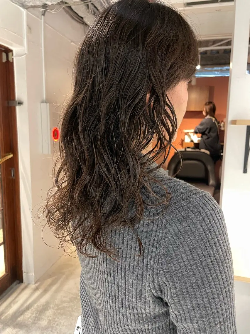 ミディアム カラー パーマ ミディアムパーマ ベージュカラー ブリーチ ブリーチなしカラー レイヤー×初 パーマ|hinakoのヘアスタイル