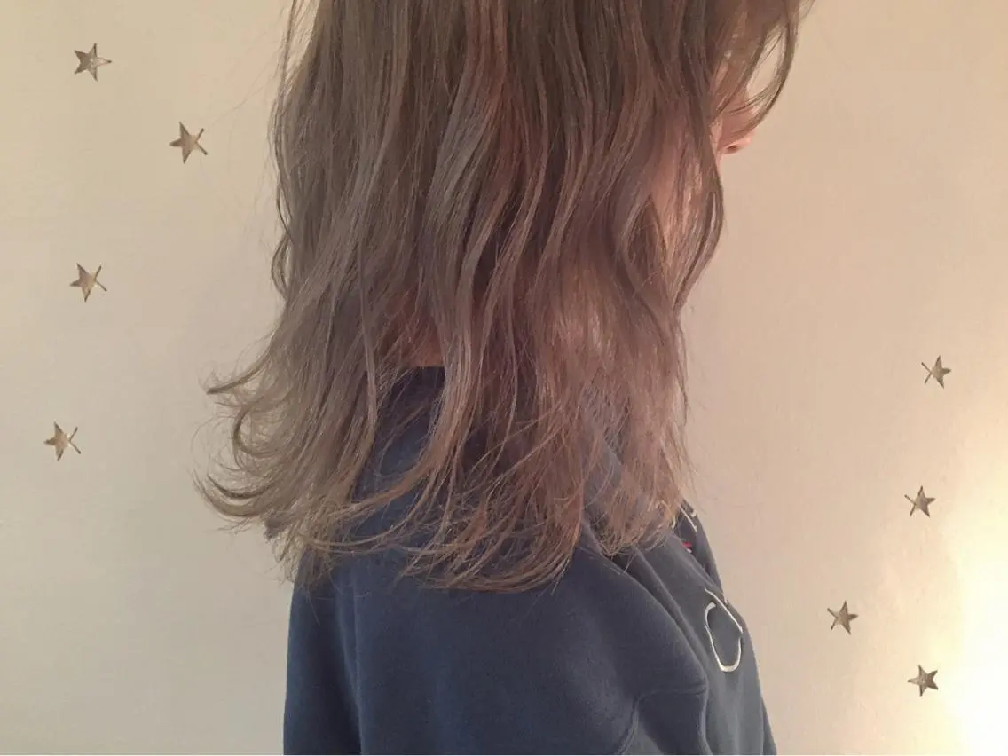 セミロング アッシュ 市川 千夏のヘアスタイル