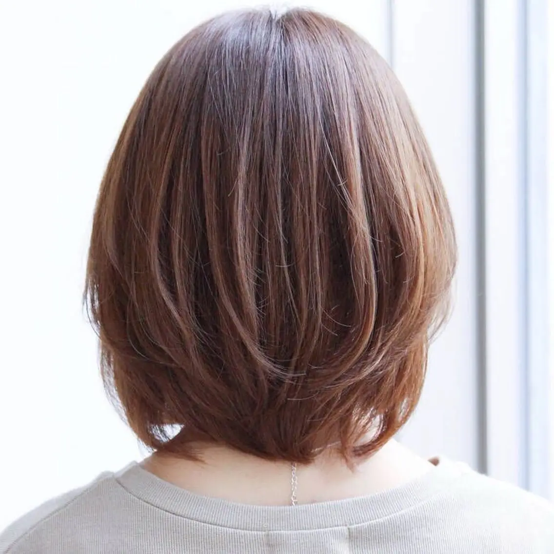 ミディアム ボブレイヤー ボブ レイヤーカット くすみ あやなのヘアスタイル