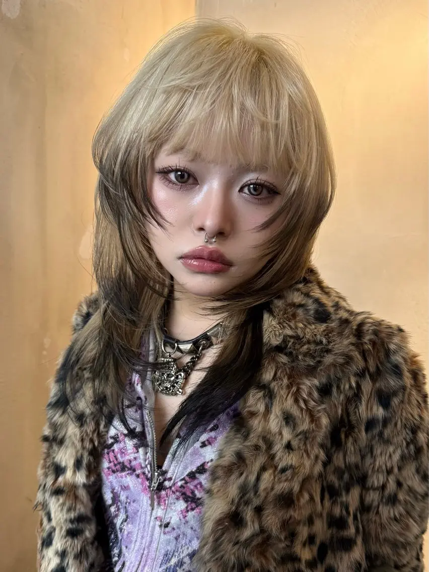 セミロング カラー イツク ⚡️ ルーツ/ハイトーンのヘアスタイル