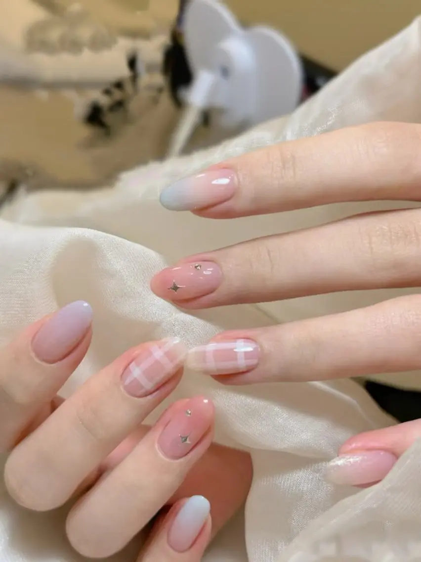 ネイル アートネイル オーロラネイル チークネイル フレンチネイル ガラスフレンチ 🎀YooLi Nail salonのネイルデザイン