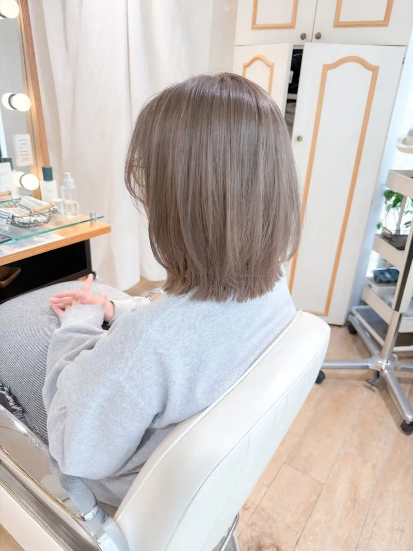 ミディアム カラー ボブレイヤー グレージュ ハイトーンカラー ボブ レイヤーカット ヘアカラー ✨カラー支持No.1 🧸ワキ カナコ🧸のヘアスタイル