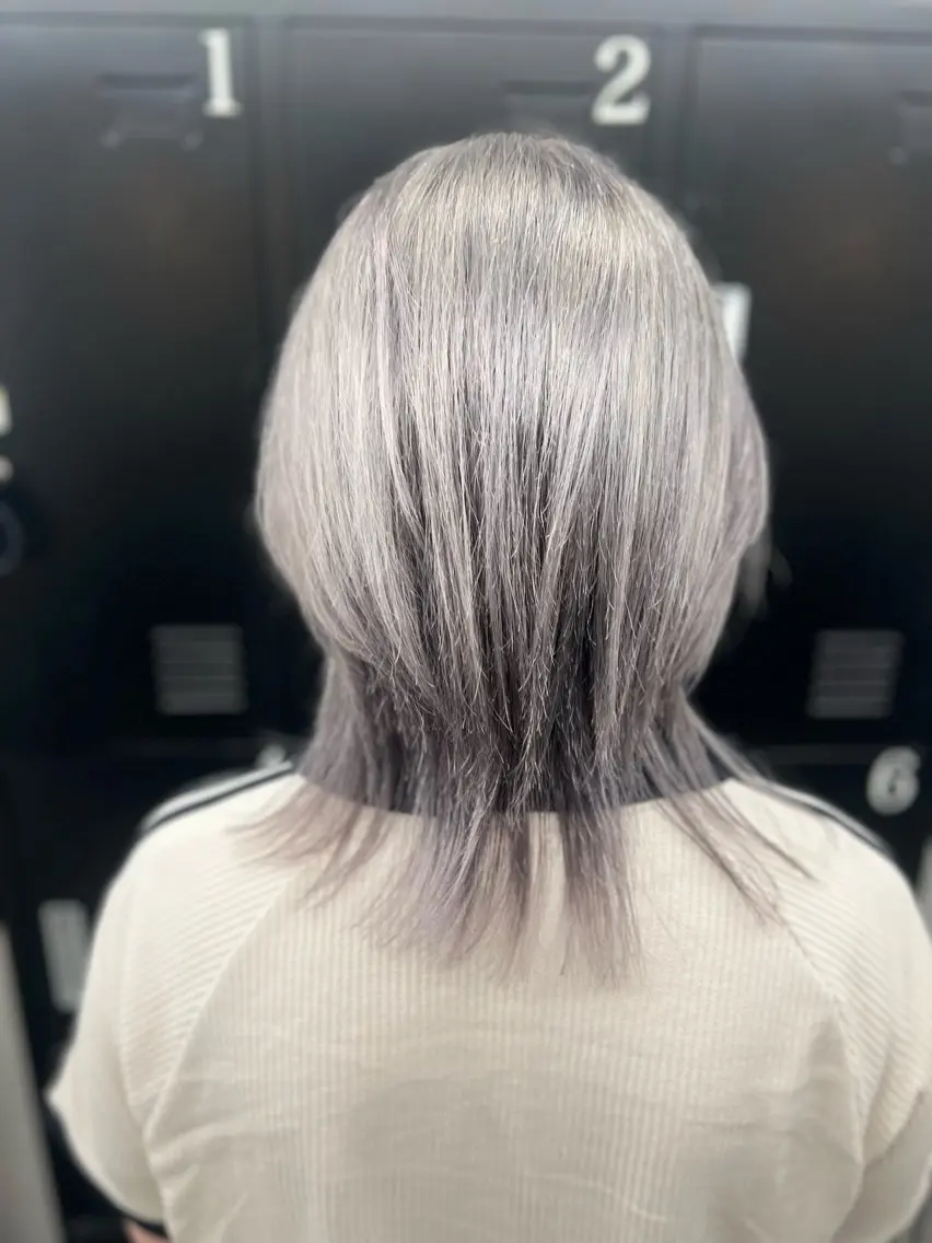 ミディアム カラー シルバー ホワイトシルバー ウルフカット カット ヘアカラー 透明感カラー特化🫧 🦋栗原🦋のヘアスタイル