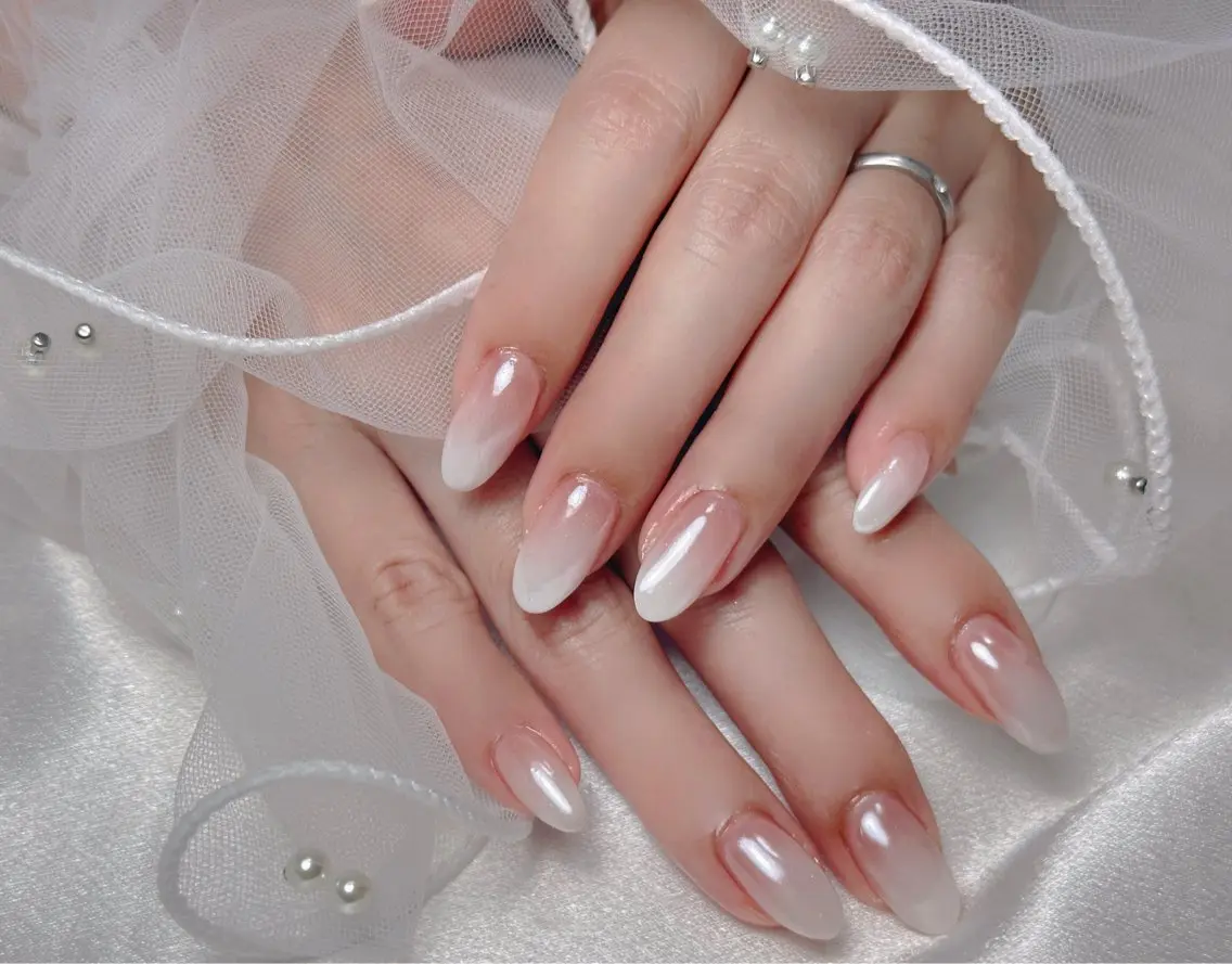 ネイル グラデーション ミラーネイル ピンク ブライダルネイル ホワイト Moon Nailsのネイルデザイン
