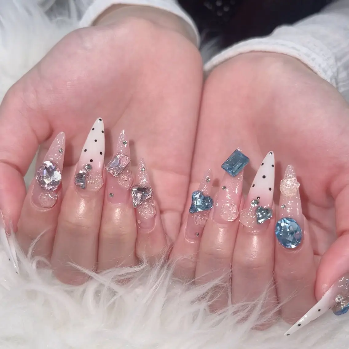 ネイル キラキラネイル ロングネイル マグネットネイル ぷっくりネイル ワンホンネイル ハンドネイル Lyna 池袋 ロングネイルのネイルデザイン