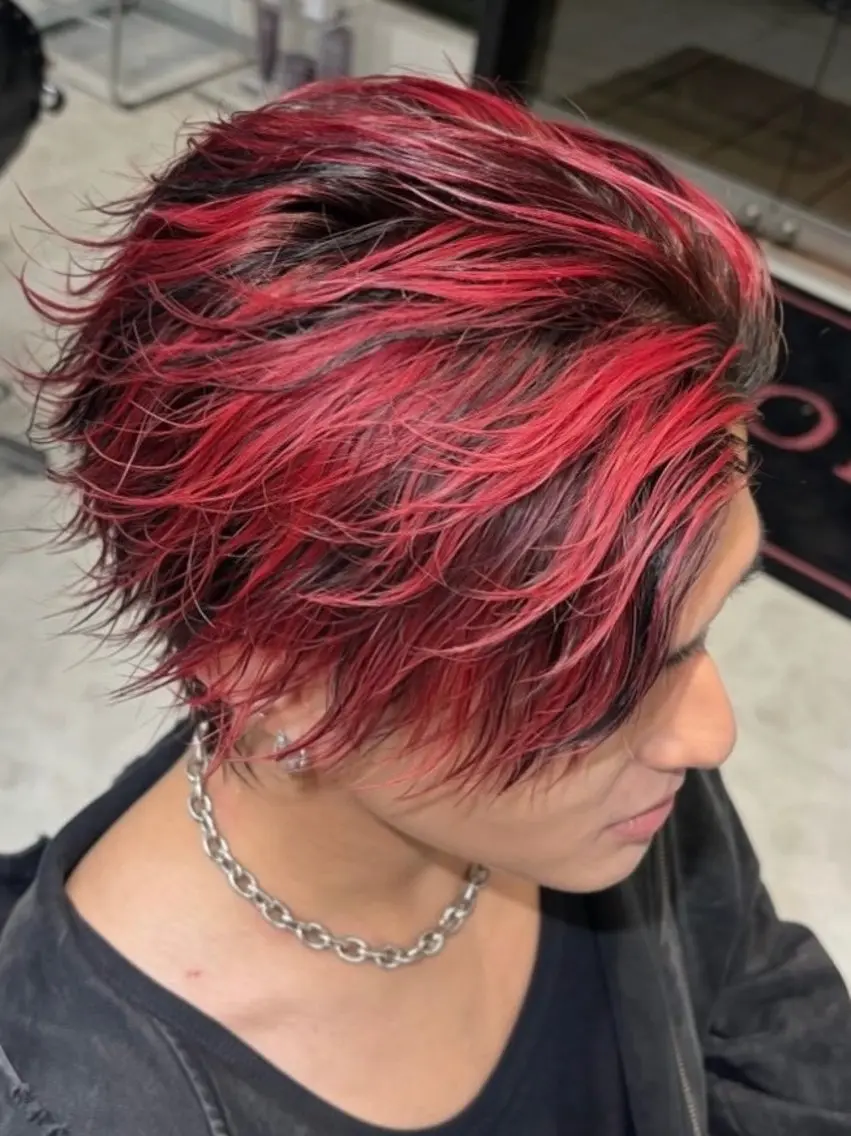 カラー メンズ メンズブリーチ センターパート フェザーパーマ メンズハイトーン メンズ韓国風 カット ヘアカラー メンズハイトーン No.1🏆Tiamのヘアスタイル