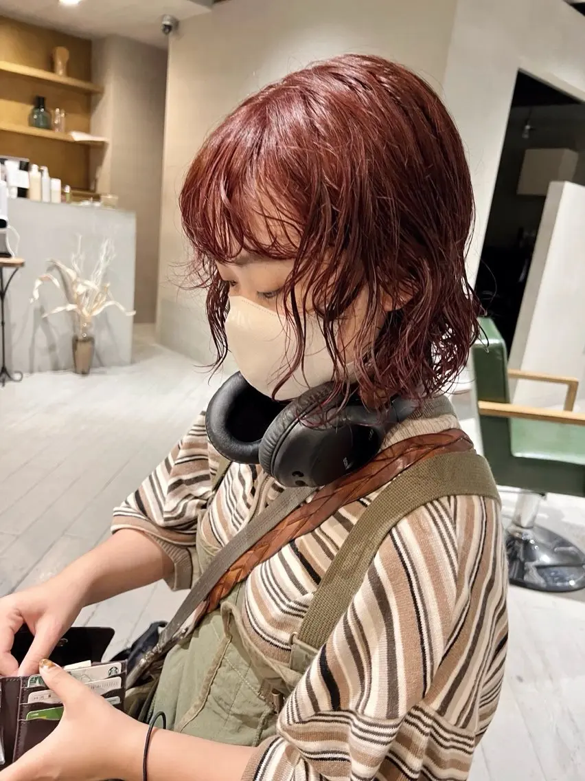 ミディアム カラー ミディアムパーマ ブリーチ ボルドーカラー ブリーチなしカラー ルビー レイヤー / ボブ/ ハイトーン/sakiのヘアスタイル