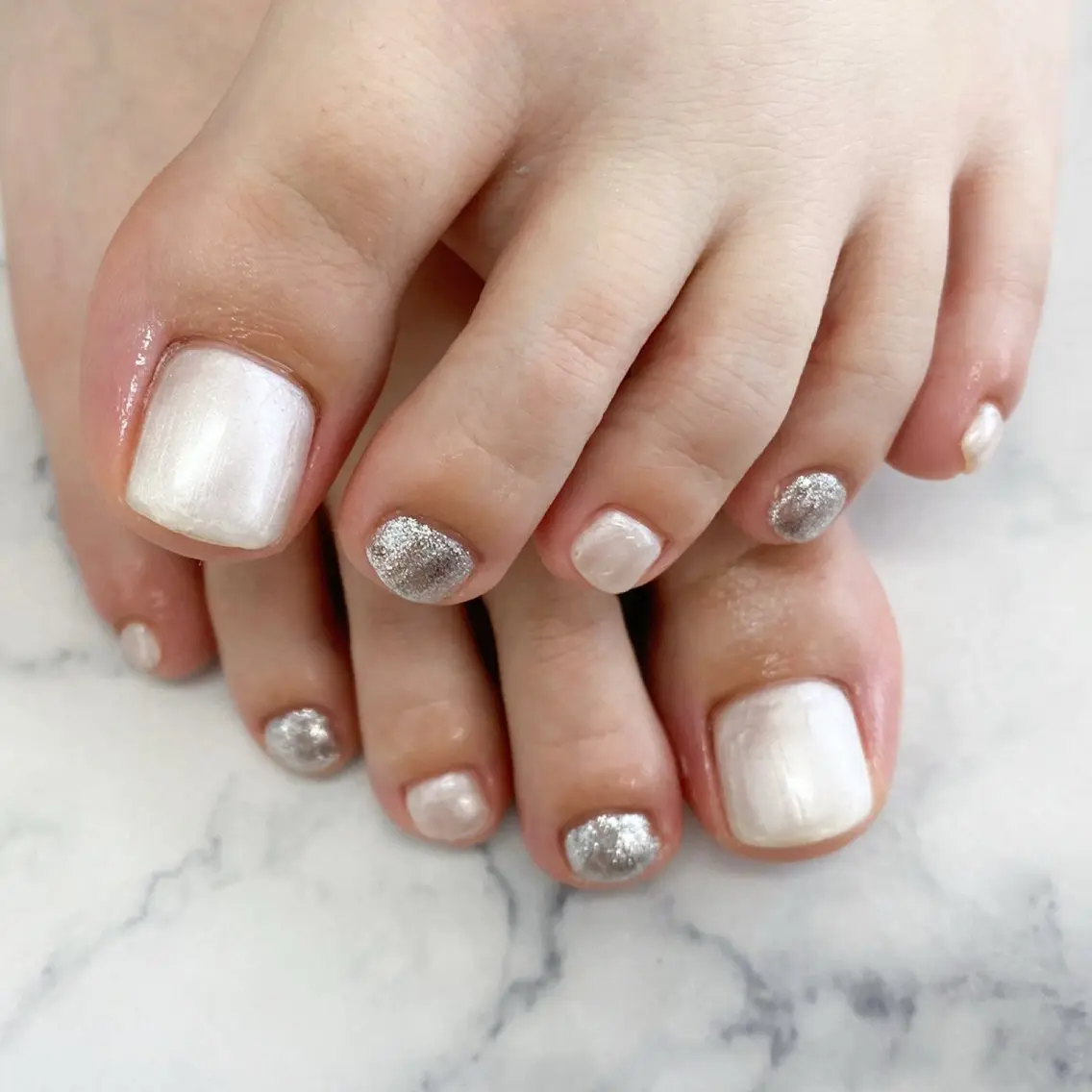 ネイル フットネイル ラメ(グリッター) ワンカラーネイル シルバー ホワイト NailSalon LuireAIKAのネイルデザイン