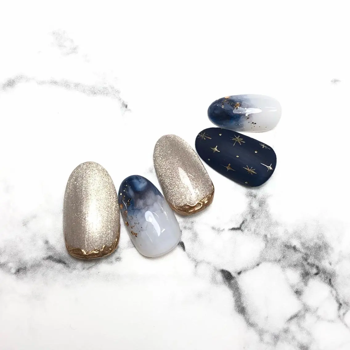 ネイル ゴールド マグネットネイル ミラーネイル ネイビー ニュアンスネイル ハンドネイル NAIL NOWのネイルデザイン