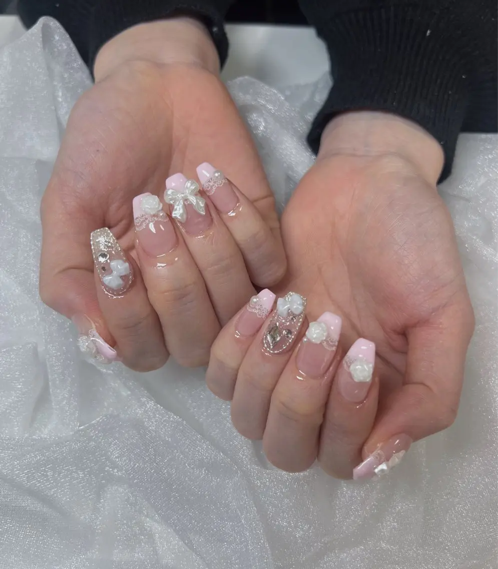 ネイル レース ピンク 春ネイル ハンドネイル ハンドケア ちゅるんネイル🪄 耳ツボジュエリー🔗のネイルデザイン