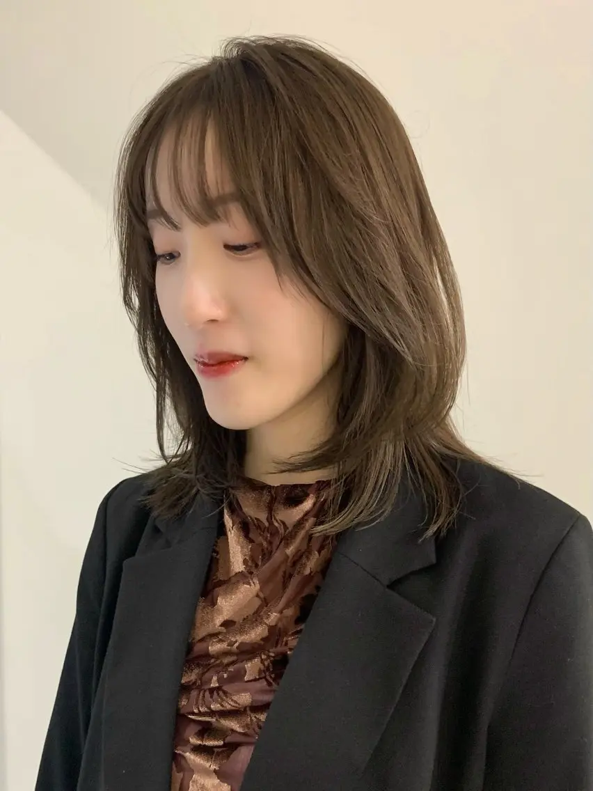 セミロング カラー ベージュカラー オリーブベージュ レイヤーカット カット ヘアカラー トリートメント 落合希 Olivebeigeのヘアスタイル